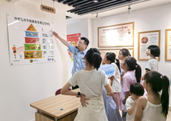 <b>教员一边示范“提、按、顿、挫”的运</b>